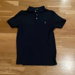 Ralph Lauren poke - Snygg piké, bra skick. Nypris ligger runt 1600 kr, kom priv för frågor