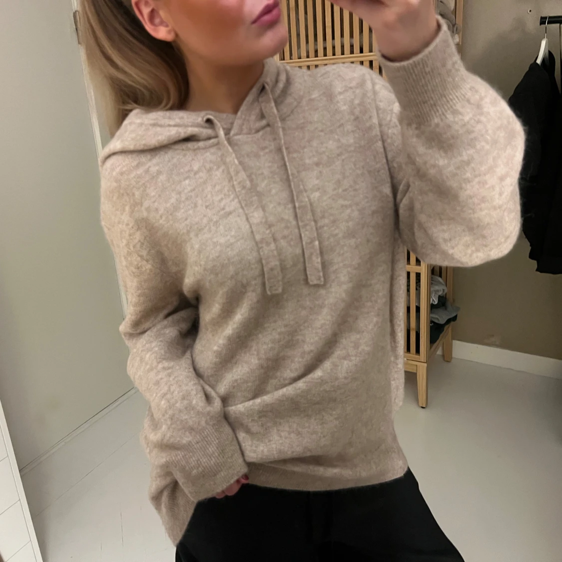 Beige stickad hoodie