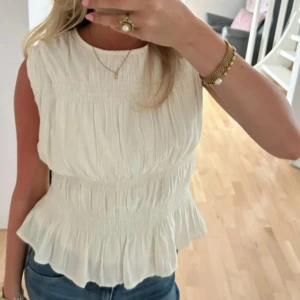 Vit topp - Så söt topp, storlek xs💗