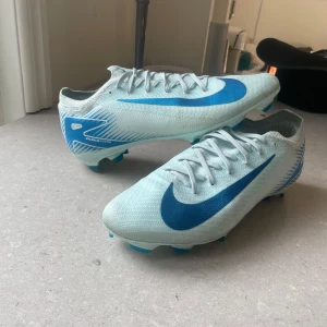 Nike mercurial Pro fotboll skor - Nike air zoom mercurial vapor 16 Pro:  storlek 43, knappt använda pga för små, köpta för 2000 kr. Nyskick 