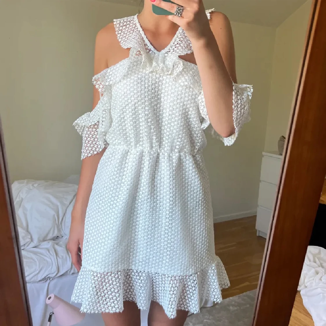 Vit klänning med volang och spetsdetaljer - 1