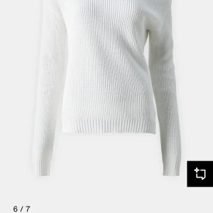 Vit offshoulder stickad tröja från Even&Odd - Säljer en vit stickad offshoulder-tröja från Even&Odd. Tröjan har lång ärm och är ribbstickad vilket ger en snygg struktur. Perfekt för dig som gillar en enkel men trendig stil.