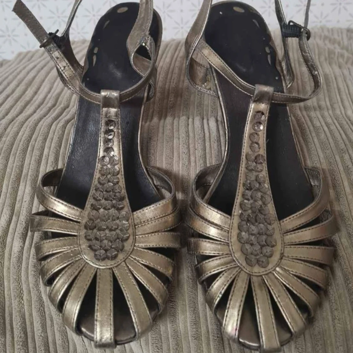 Guldiga sandaler med klack och öppen tå