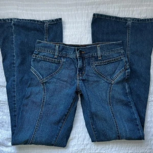 Lågmidjade bootcut jeans  - BARA SERIÖSA KÖPARE PLS! Använda men i bra skick, säljer pga de är för små för mig. Storlek US 2 (24/25?). Midjemått 74 cm, grenhöjd 19.5 cm, innerbenslängd 79 cm. Jag är 173 cm för referens. Priset går inte att diskutera. Använd gärna KÖP NU om du vill köpa.