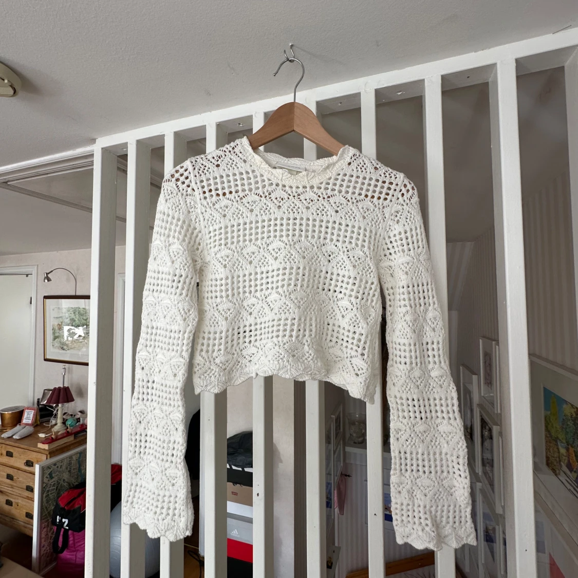 Vit virkad croppad tröja från Monki