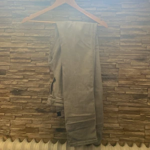 Gråa Replay Anbass jeans - Säljer ett par gråa Replay Anbass jeans med slim fit. Klassisk femficksmodell och diskreta detaljer. Perfekta för dig som gillar en smalare passform och stilren look. Säljer dessa du där är för långa. Jag är 182 cm lång och väger 75-76kg