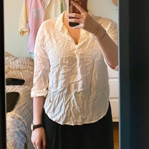Vit skjorta från Mos Mosh - Säljer en klassisk vit skjorta från Mos Mosh med subtilt mönster i tyget. Skjortan har lång ärm och v-ringad hals. Perfekt till många olika looks och enkel att styla. Originalpris 1200  storlek S/M  Det är bara att höra av sig om du vill ha fler bilder eller undrar något. :)