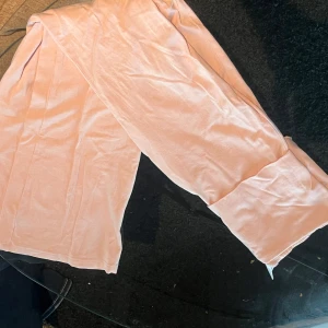 Ljusrosa mjukisbyxor från Gina Tricot - Säljer ett par ljusrosa mjukisbyxor från Gina Tricot. Byxorna har bootcut passform och är tillverkade i ett mjukt och stretchigt material. Skriv till mig vid ytterligare frågor!😊🫶🩷