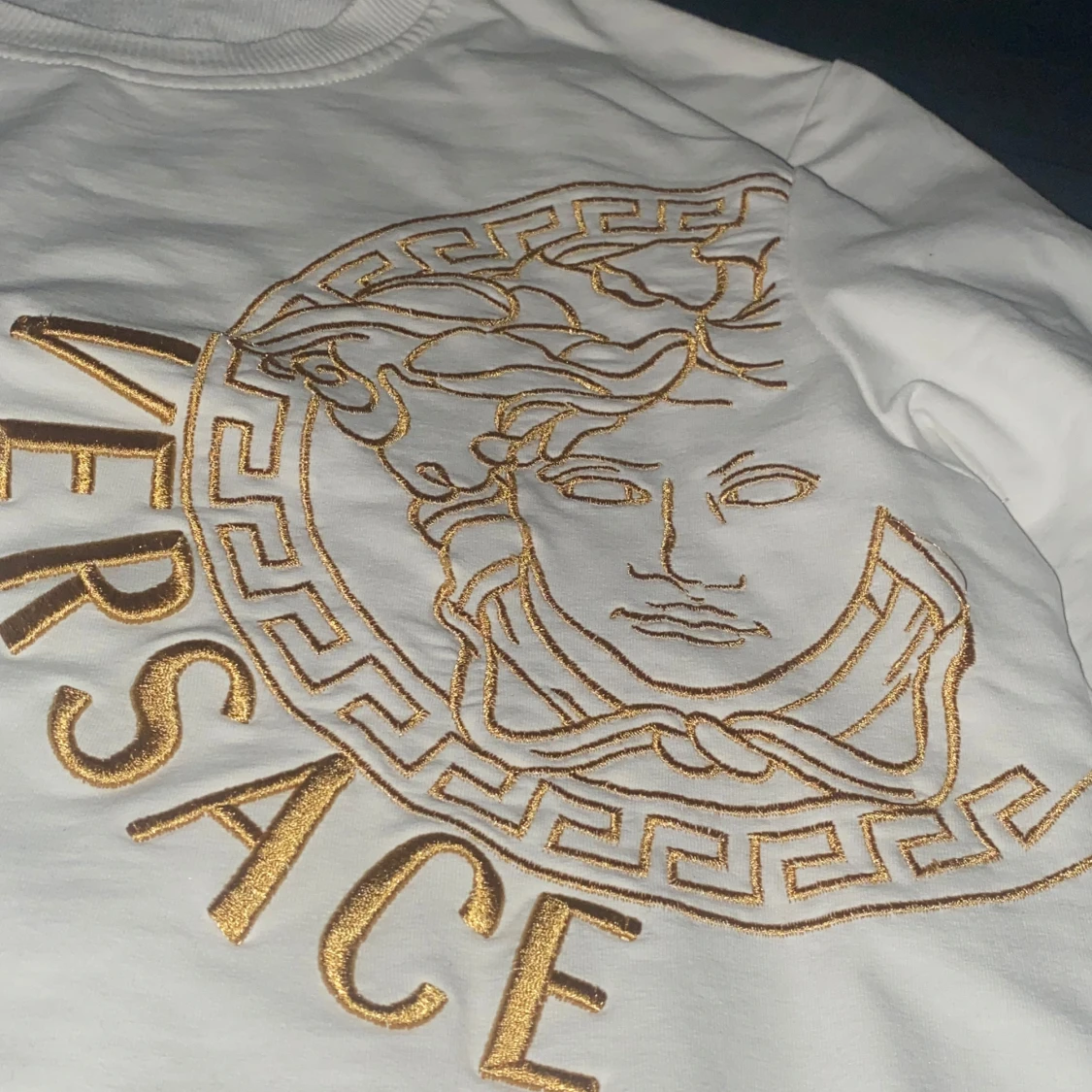 Vit Sweatshirt. Pris kan diskuteras - 2