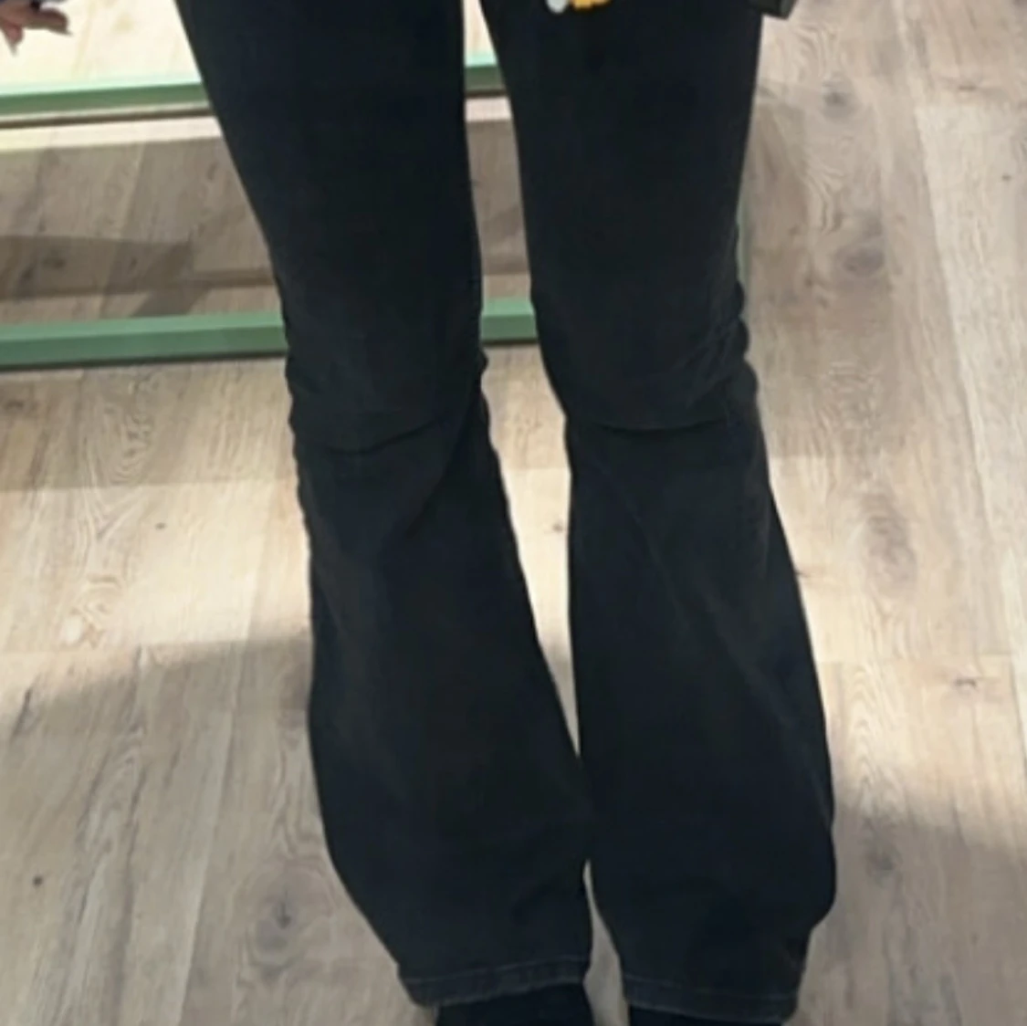Svarta bootcut jeans från hm - 1