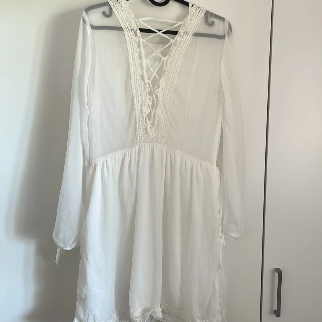 Vit klänning med spets och snörning - 1