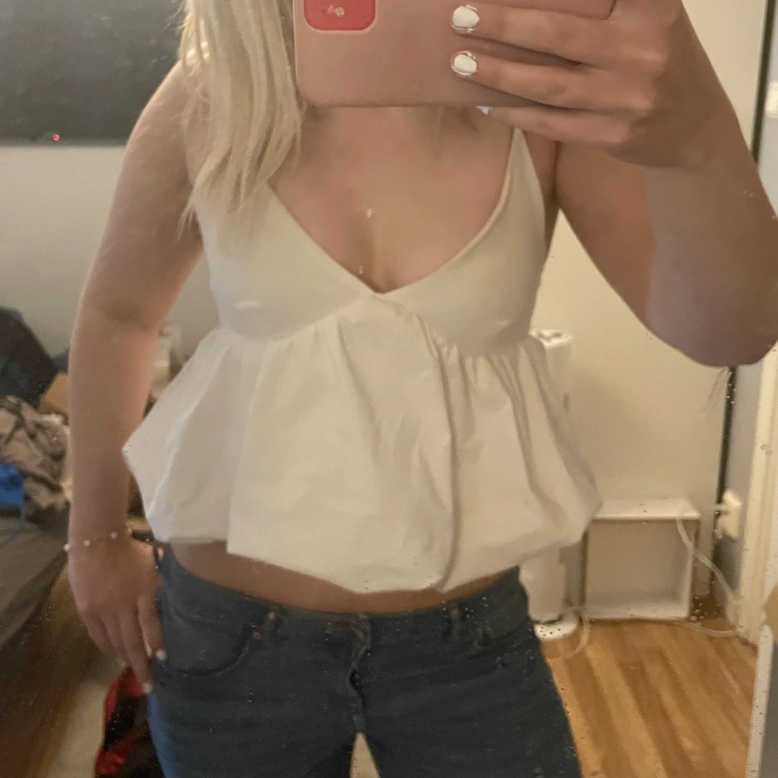 Vit croppad linnetopp med v-ringning - 1