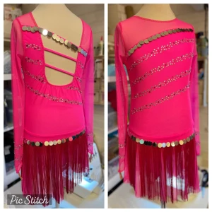 Chockrosa konståkningsklänning med paljetter och fransar - Säljer en chockrosa långärmad tävlingsklänning till konståkning  med öppen rygg och dekorativa band. Klänningen har glittriga paljettdetaljer och fransar längs nederkanten. Perfekt för dig som vill åka till temat Zootropolis. Klänningen är uppsydd av sömmerska och passar dig som har storlek 152-160. 