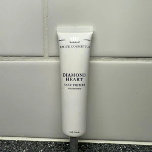 Emité make up - primer  - Diamond heart base primer från Emité make up 35 ml. Har endast använt produkten en gång, tyckte den var bra men säljer vidare då jag inte brukar använda primer. Nypris 520 kr på Lyko.✨