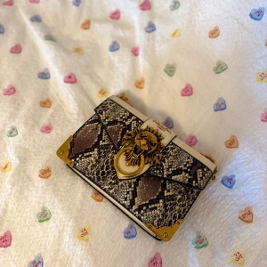 Lejon handväska  - Ej äkta, säljer pga kommer inte till användning. Skickar gärna flera bilder, robust och av äkta läder. Köpt i Turkiet. Har lite repor på ovansidan som ni ser på tredje bilden men som man förmodligen kan få bort.