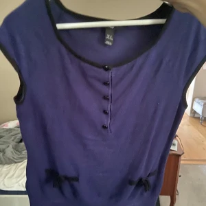 Jättesnygg och unik stickad t-shirt - Jättesnygg kortärmad tröja med fina detaljer och söta fickor, knappt använd, skulle säga att den passar xs-m.