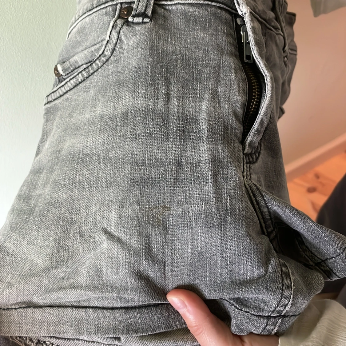 Grå jeansshorts från Acne  - 3