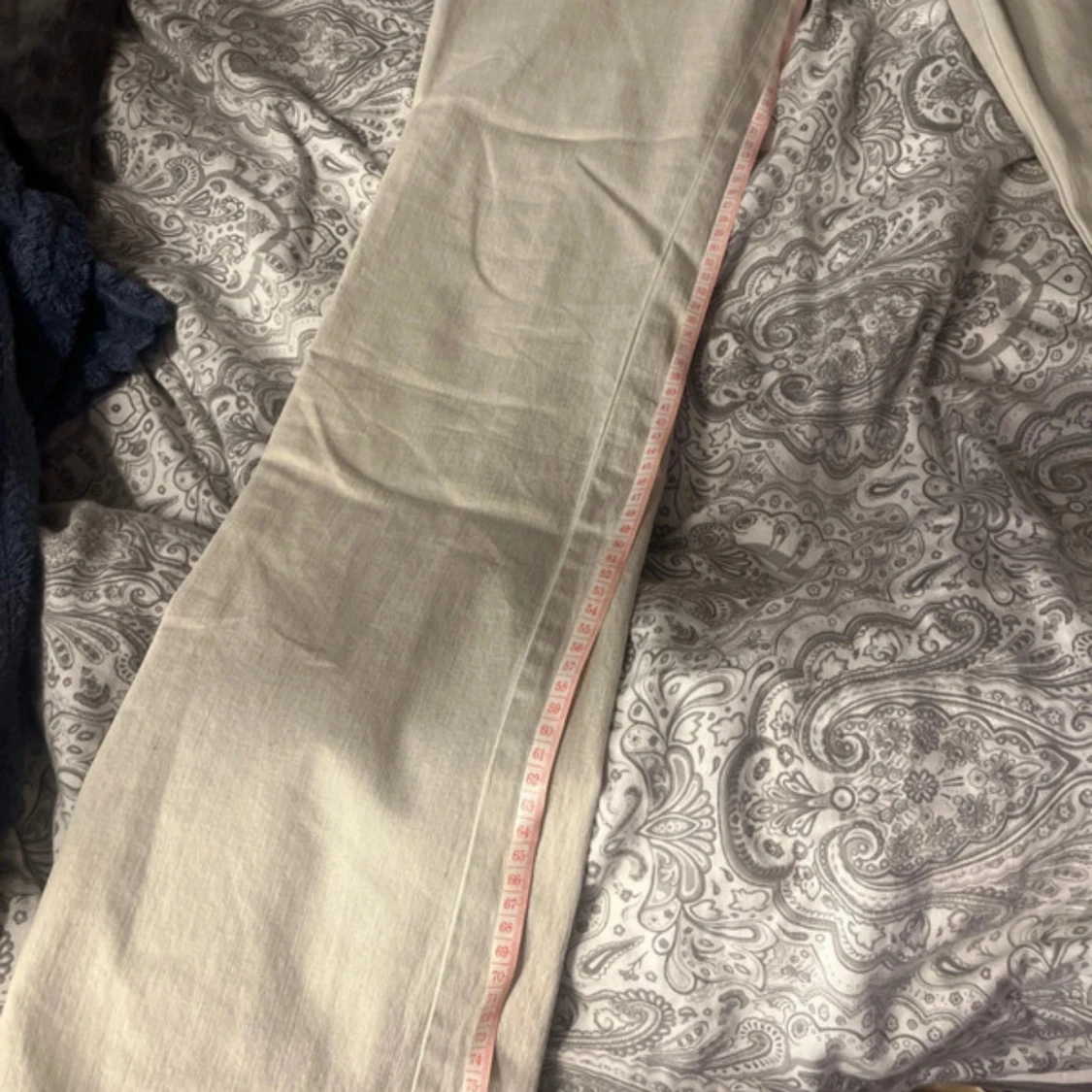 Beige/kräm vita bootcut byxor från Quine - 3