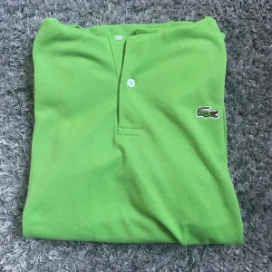 Silverfärgad klocka - Snygg silverfärgad klocka med kvartsurverk. Den har en stilren mörkblå urtavla med dag- och datumvisning. Armbandet är i rostfritt stål och ger en elegant look. Perfekt för den som gillar en klassisk stil. Linkar för större storlek ingår.