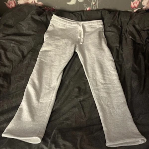 Ljusgrå mjukisbyxor från Russemerch - Jag säljer ett par mjukisbyxor ifrån märket russemerch som är nya utan prislapp, de är unisex så passar både herr och dam. Benen är raka och byxorna är instorlek M. Skönt material och bomullen är inte nopprig. Nypris 500kr.