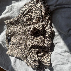 Leopardmönstrad volangkjol från Zara - Supersnygg kort kjol från Zara med leopardmönster och volangdetaljer. Materialet känns lätt och luftigt.