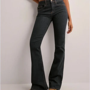 Marinblå bootcut jeans only - Superfina bootcut jeans från only, knappt använda, storlek xs/34 i längd!💗