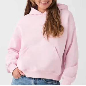 Ljusrosa hoodie - Säljer en ljusrosa hoodie med huva och magficka. Tröjan har en avslappnad passform och är perfekt för en chill vardagslook. Mjuk och skön, passar till jeans eller leggings.