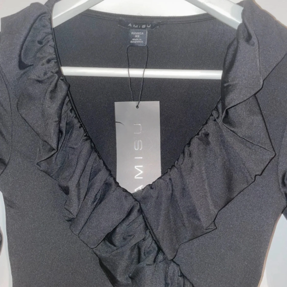 Svart långärmad topp med volang  - 1