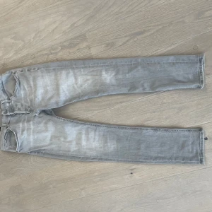 Dondup jeans - Säljer ett par grå dondup jeans. Byxorna har normal passform och modellen är George skinny fit. Vid snabb affär så kan jag gå ner i pris.