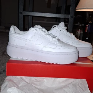 W Nike Court Vison Alta LTR - Helt nya  med karong kvar, storlek 37,5.                                       Nypris 1250 kr 