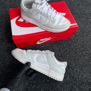 👟 Nike Dunk Low – White & Grey – Size 38.5 EU 👟 - 👟 Nike Dunk Low – White & Grey – Size 38.5 EU 👟 Selling a pair of Nike Dunk Low in like new condition, only worn 2–3 times and recently cleaned – they look and feel brand new.  ✅ Comes with the original box ✅ No damage, 100% authentic 💸 Selling for: 800 SEK 🛍️ Retail price: ~1300–1400 SEK 📦 Shipping via Plick or pickup in Nyköping  #Nike #DunkLow #Sneakers #ForSale #LikeNew #Size385 #OriginalBox #Vinted #Nyköping #WhiteSneakers #Streetwear