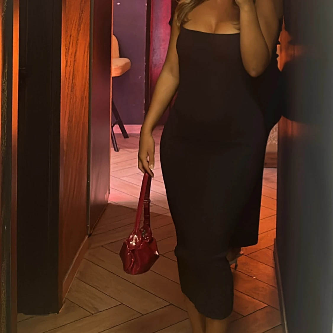 Svart klänning med öppen rygg - 90