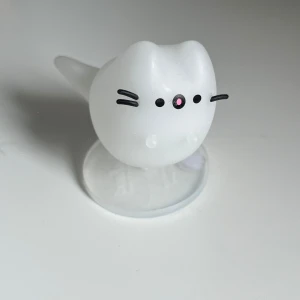 Pusheen figurine i form av spöke - Figurine av pusheen som är runt 9cm 