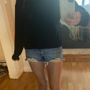 Blå jeansshorts - Säljer ett par ljusblåa jeansshorts från mango som är i jättebra skick! Jättesköna och använd fåtal gånger💕💕💕storleken är typ s/xs