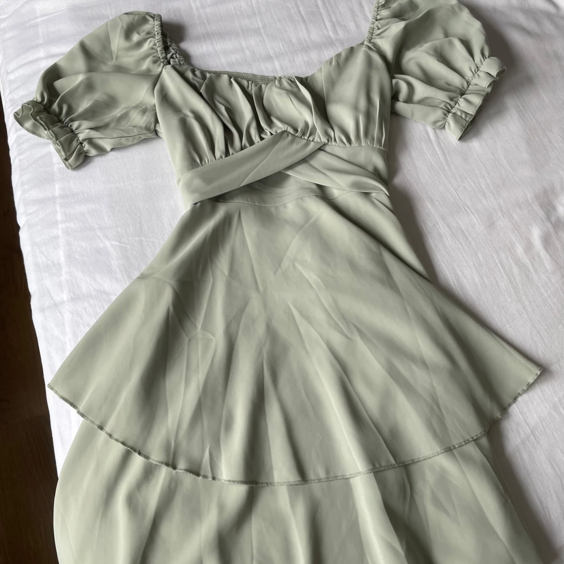 Ljusgrön omlottklänning med puffärmar