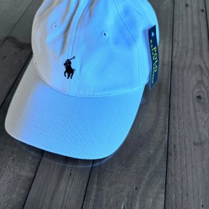 Vit keps från Polo Ralph Lauren - Vit keps från Polo Ralph Lauren, helt NY och priest kan diskuteras.