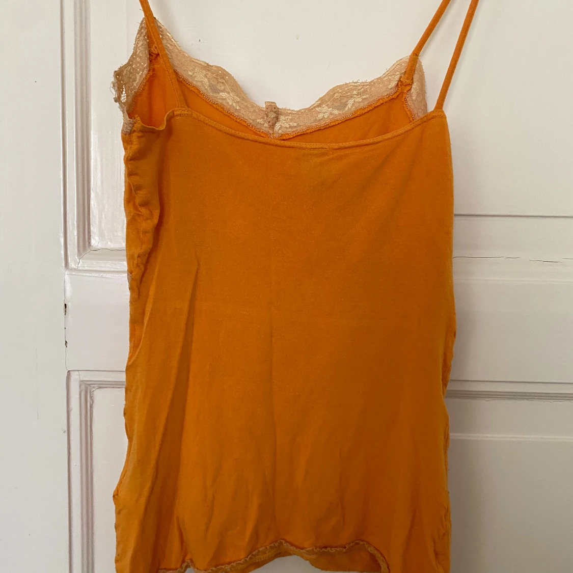 Orange topp med spetsdetaljer - 1