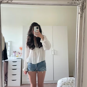 Blå jeansshorts med fransar - Säljer ett par blå jeansshorts med råa fransade kanter och slitna detaljer. ALDRIG ANVÄNDA!  Perfekta för sommaren🌸Djur och rökfritt hem! Pris kan diskuteras vid snabb förhandling☺️