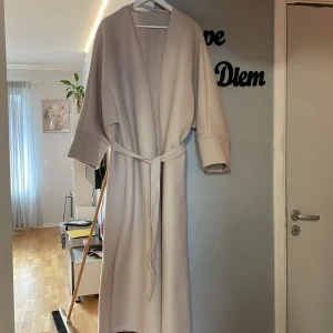 Abaya coat - Aldrig använd! Köpt för 399kr på twmodest, Den är ganska tjock och kan användas som en kappa!