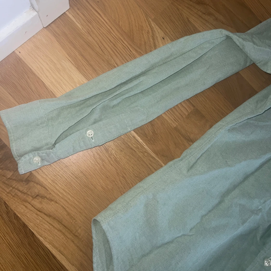 Grön skjorta med broderad logga - 3