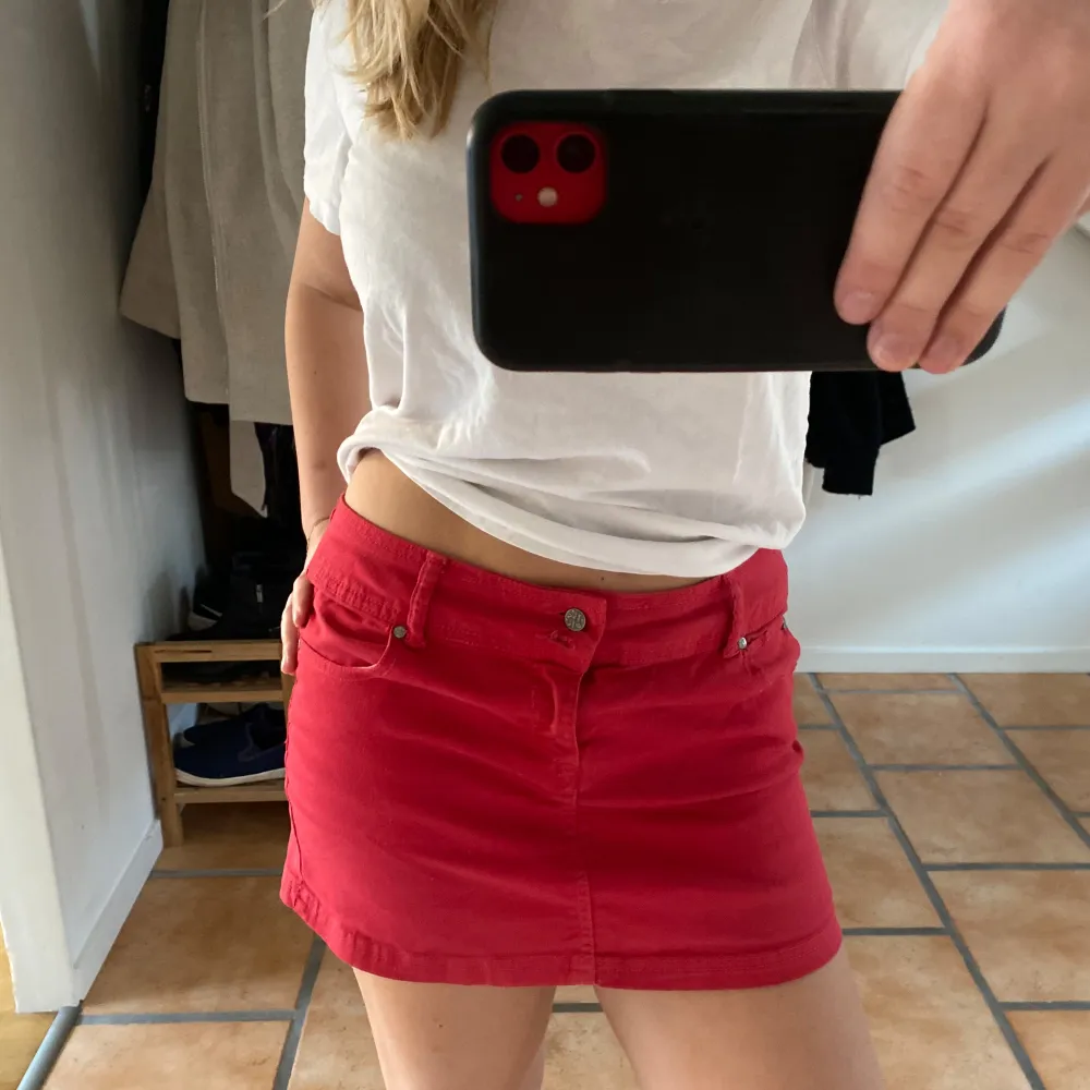Snygg röd jeanskjol från Bershka, storlek 38 men passar även 36. Hameet.