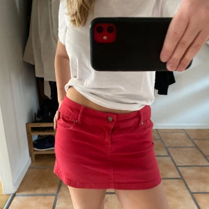 Jeanskjol  - Snygg röd jeanskjol från Bershka, storlek 38 men passar även 36