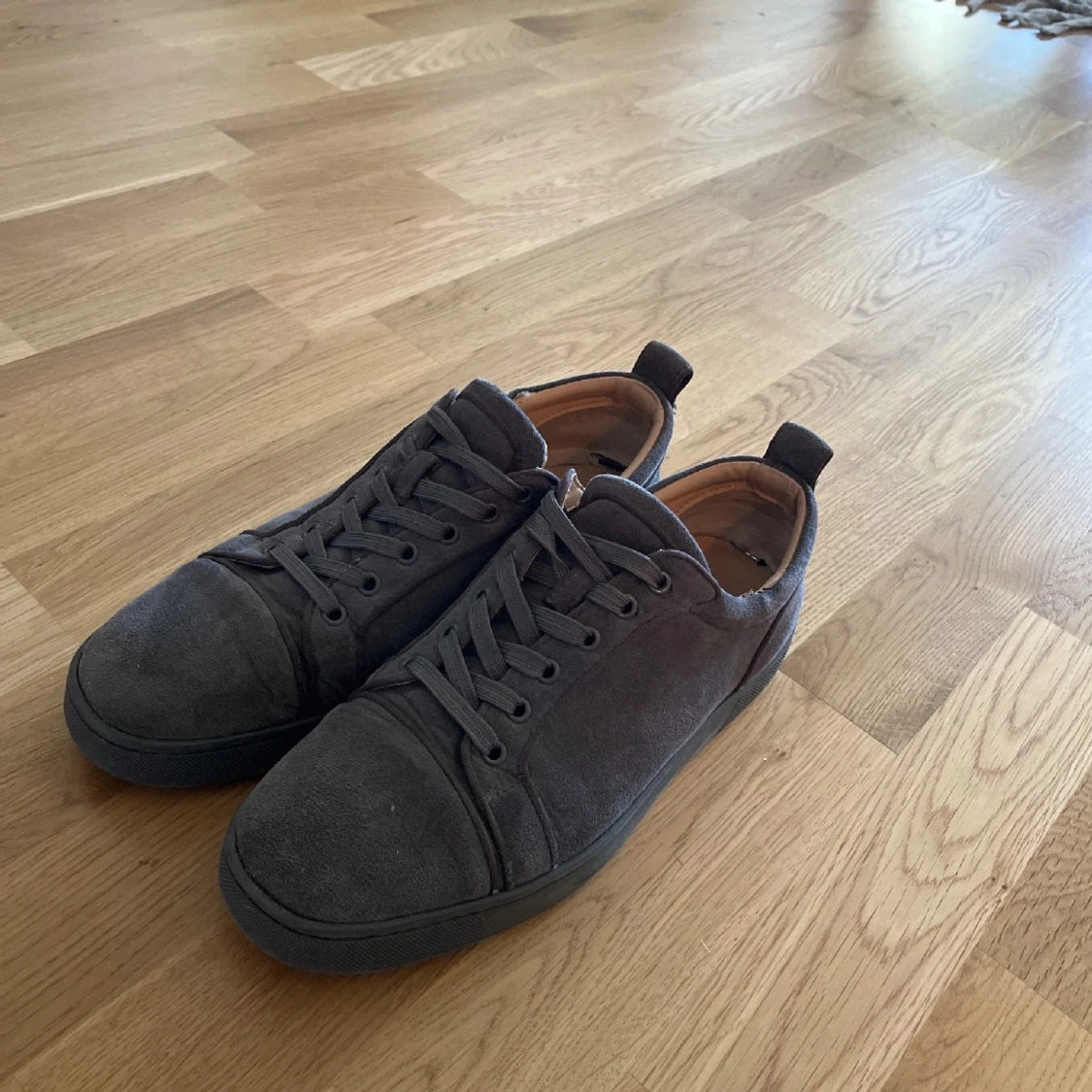 Grå sneakers med röd sula