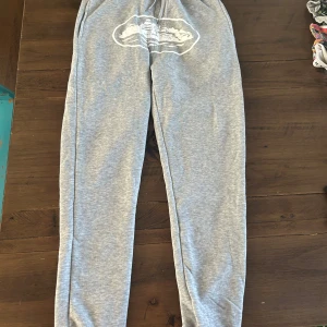 Corteiz Mjukisbyxor - Corteiz mjukisbyxor, säljer jag då dem var för små för mig Storlek M. Dem är aldrig använda helt nytt skick. Ny pris 2700kr