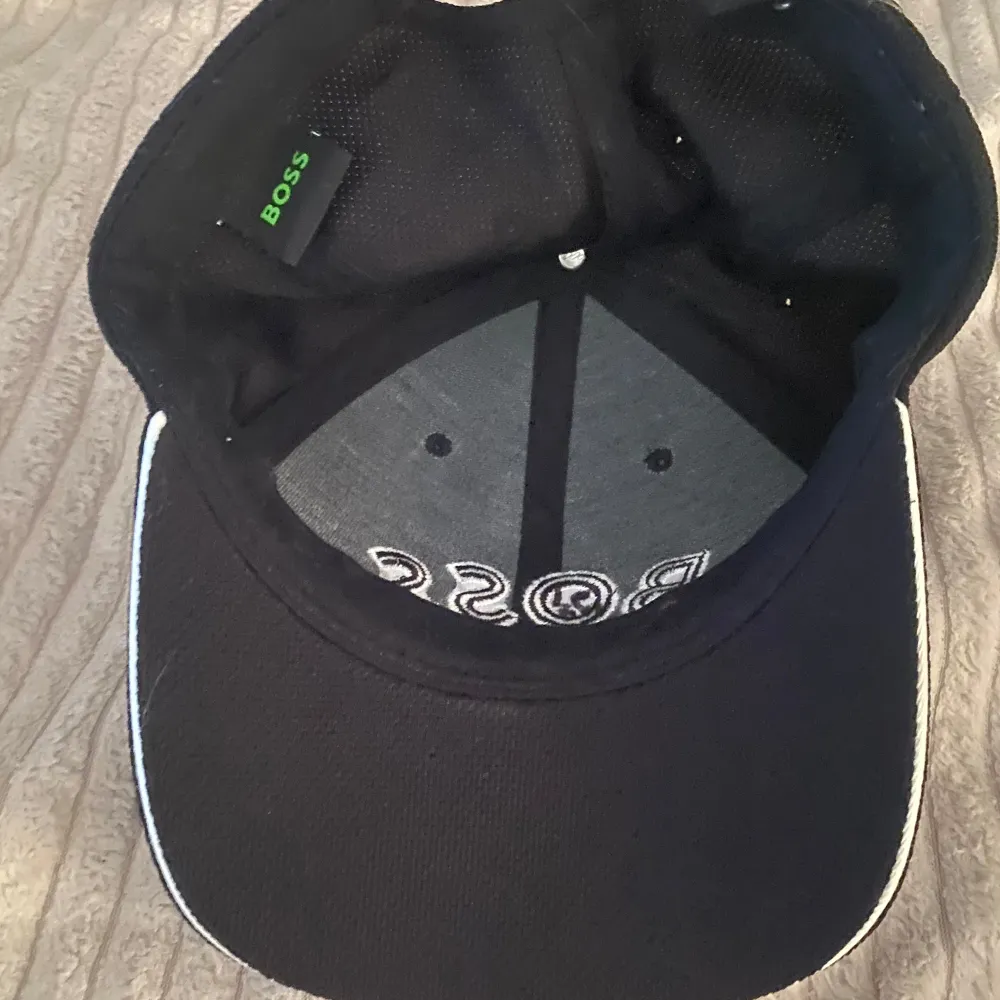 Jätte fin boss keps inte använd nyskick inga skador 10/10 passar till sommaren. Asusteet.