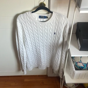 Ralph Lauren Tröja - Tja säljer denna tröja nu då jag söker något nytt. Inte använd mycket, väldigt bra skick! Kom med frågor om du har några.