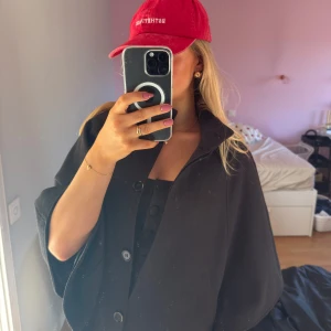 svart poncho !! - Snygg svart poncho. Den har en loose passform och är perfekt för höst och vår. En stilren och tidlös design som passar till många olika outfits. passar s-m. 🍒🍒