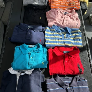 Ralph Lauren paketpris - Säljer ett gäng snygga pikétröjor från Ralph Lauren i olika färger och mönster. Perfekta för både vardag och mer avslappnade tillfällen. Finns i färger som blå, röd, rosa och randig. Passa på att uppdatera garderoben med dessa klassiker!