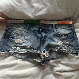 Lågmidjade jeansshorts - Säljer ett par skitsnygga lågmidjade jeansshorts från river island. Sitter som en 36, jag säljer dessa för att dem tyvärr är för små💕