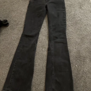 Svarta jeansbyxor - Snygga svarta jeansbyxor i en klassisk stil. De har en normal passform och är fullängd. Perfekta för en stilren look. Jag har klippt upp nere vid benen så dem blir längre